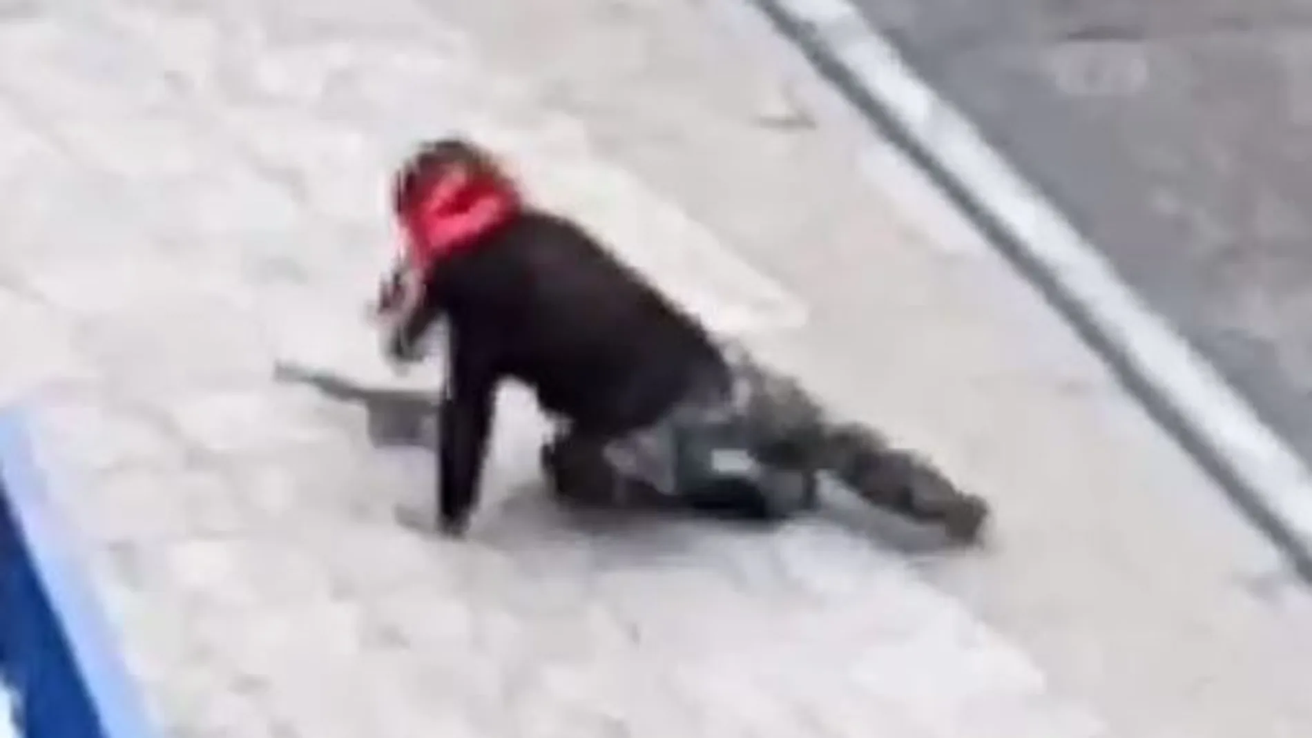 Una guardia civil vestida de Rambo alarma a los viandantes de Plaza de España