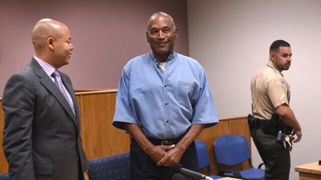 El exjugador de fútbol americano O.J. Simpson (c) llega a su comparecencia en el centro penitenciario de Lovelock, Nevada (Estados Unidos).