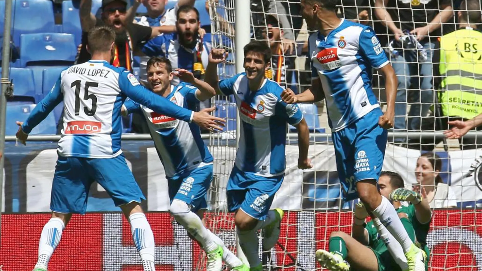 El jugador argentino del Espanyol Pablo Piatti (2i) celebra con su compañero David López (i) su gol marcado al Deportivo Alavés