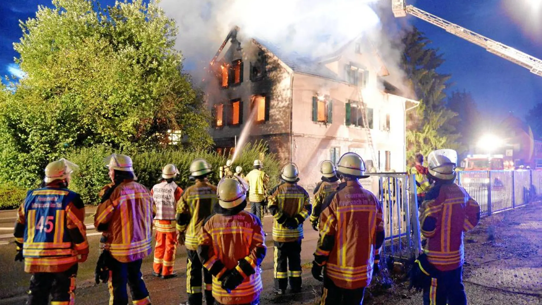 Bomberos apagan un fuego en un centro de refugiados en Weissach Im Tal, en el suroeste de Alemania