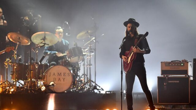 James Bay durante la gala de los Premios Brit en el 02 Arena de Londres