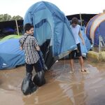 Fotografía facilitada por un campista tras una de las trombas de agua han anegado ésta madrugada algunos de los cámpings del Arenal Sound