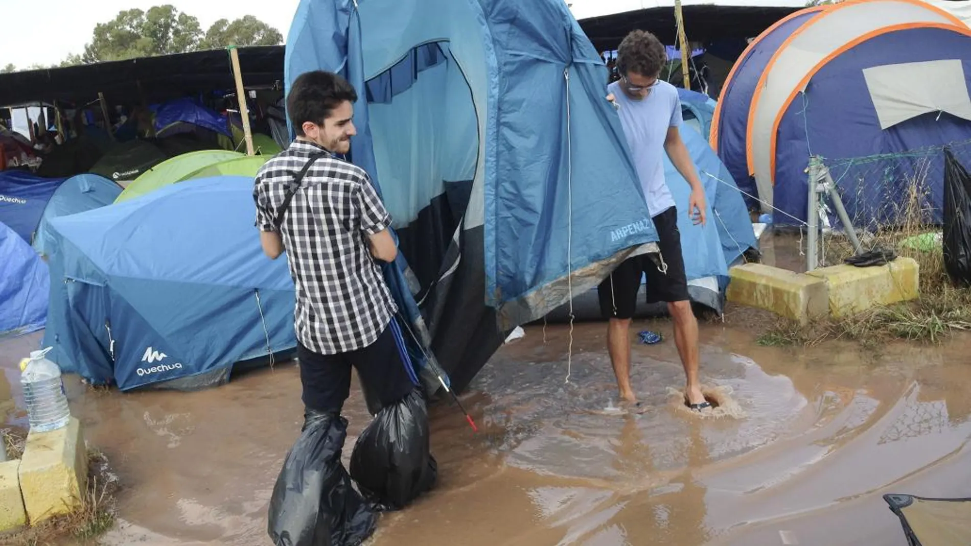 Fotografía facilitada por un campista tras una de las trombas de agua han anegado ésta madrugada algunos de los cámpings del Arenal Sound