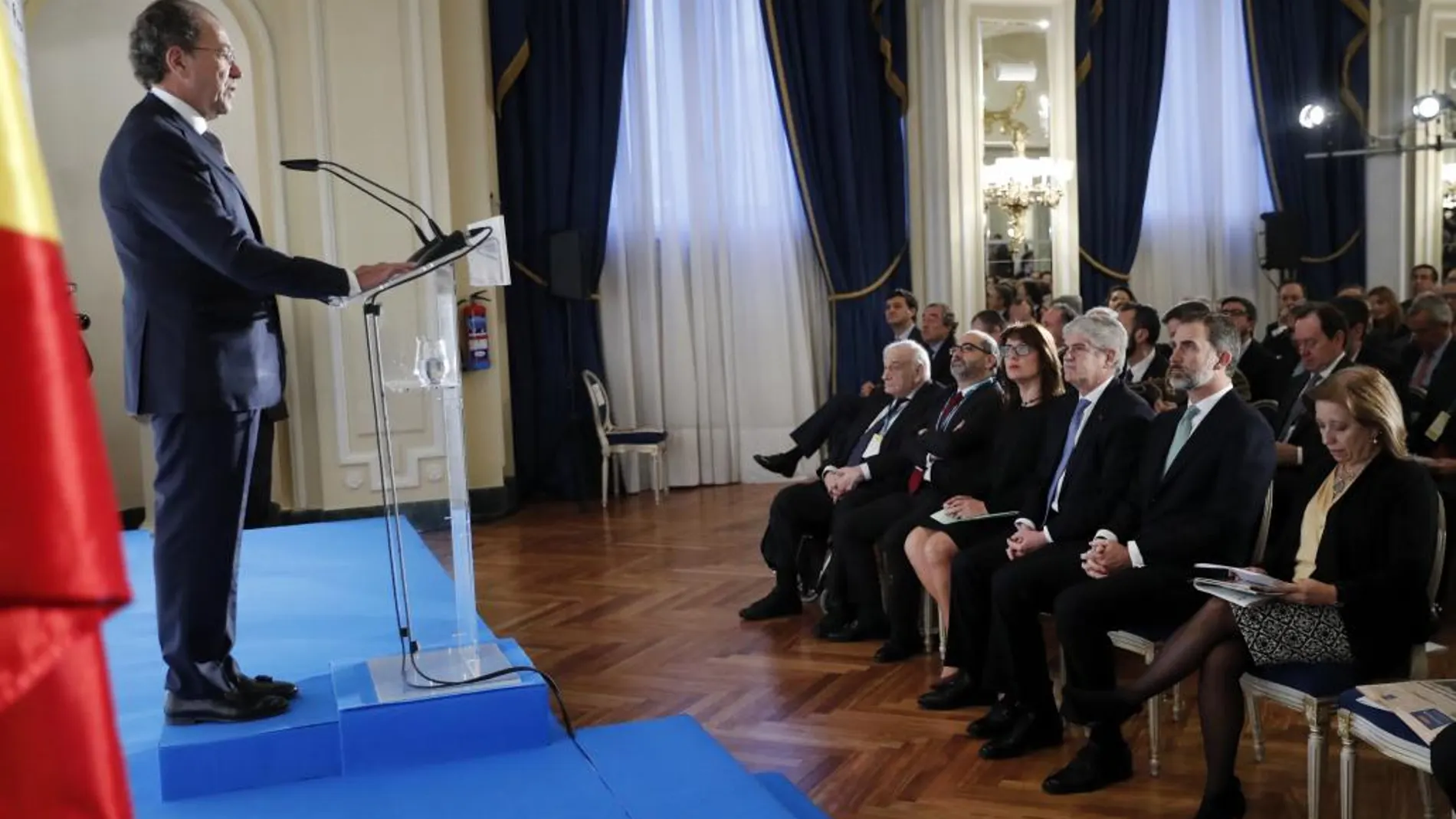 El rey Felipe VI escuha la intervención del presidente del BNP, Ramiro Mato (i), durante la inauguración de la VII edición del 'Spain Investors Day.