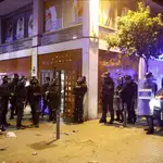  Vuelven los choques entre mossos y «okupas» en el barrio de Gràcia de Barcelona
