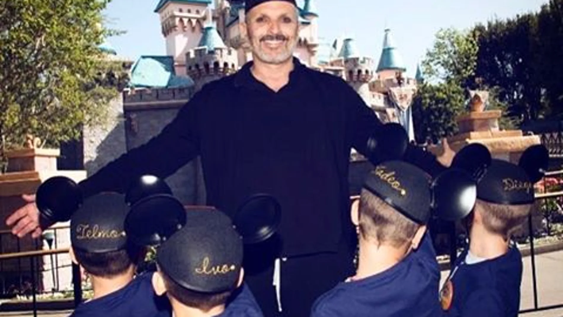 Miguel Bosé publica por primera vez una foto de sus cuatro hijos