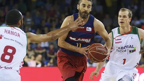 El escolta del Barcelona Juan Carlos Navarro (c) junto al escolta Michael Roll (d) y el alero Adam Hanga del Laboral Kutxa durante el primer partido de semifinales de la Liga ACB