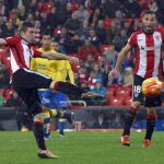 El delantero del Athletic de Bilbao Iker Muniain dispara a puerta durante el encuentro de la decimoctava jornada de Liga contra Las Palmas