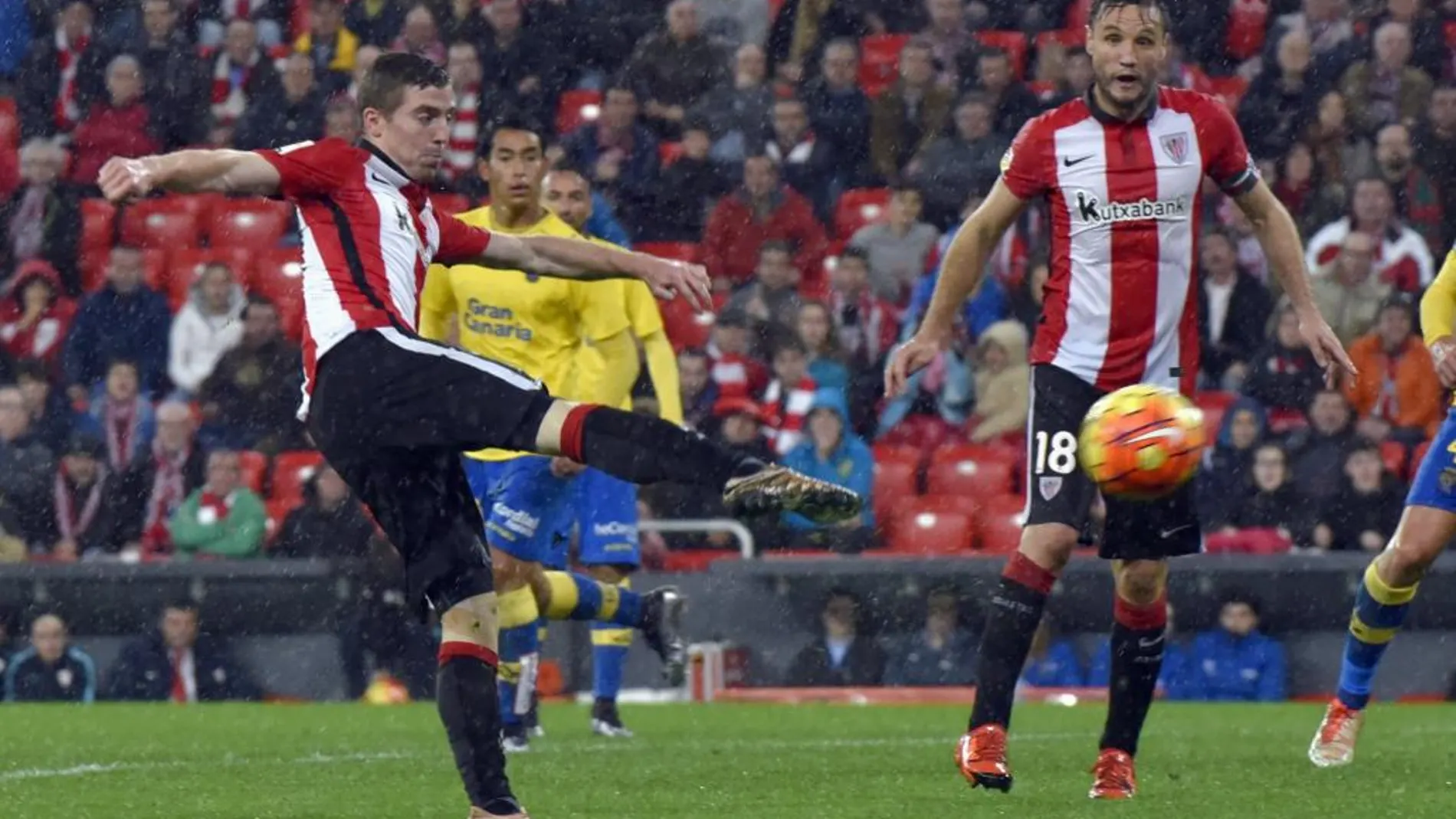 El delantero del Athletic de Bilbao Iker Muniain dispara a puerta durante el encuentro de la decimoctava jornada de Liga contra Las Palmas