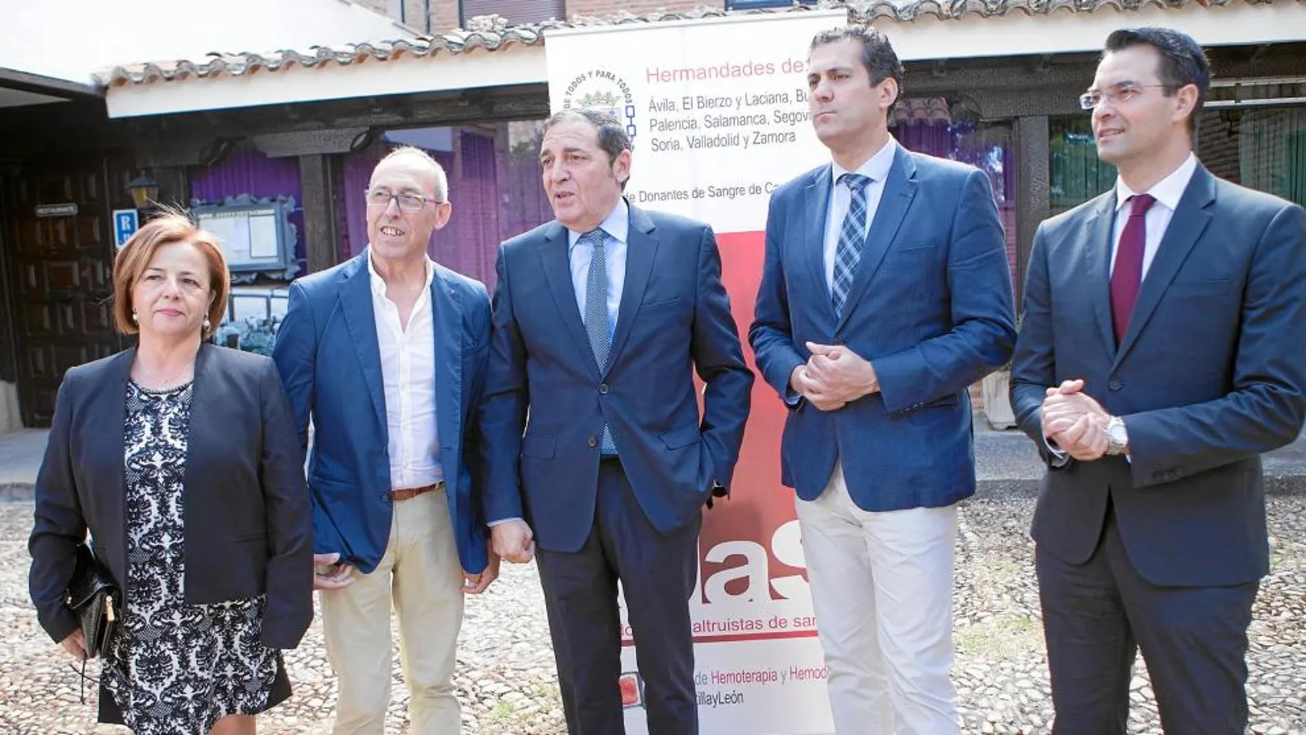 El consejero de Sanidad, Antonio María Sáez Aguado, participa, en Toro, la Asamblea de delegados de hermandades de Donantes de Sangre de Castilla y León, con su presidente, Jesús Murias, a la cabeza