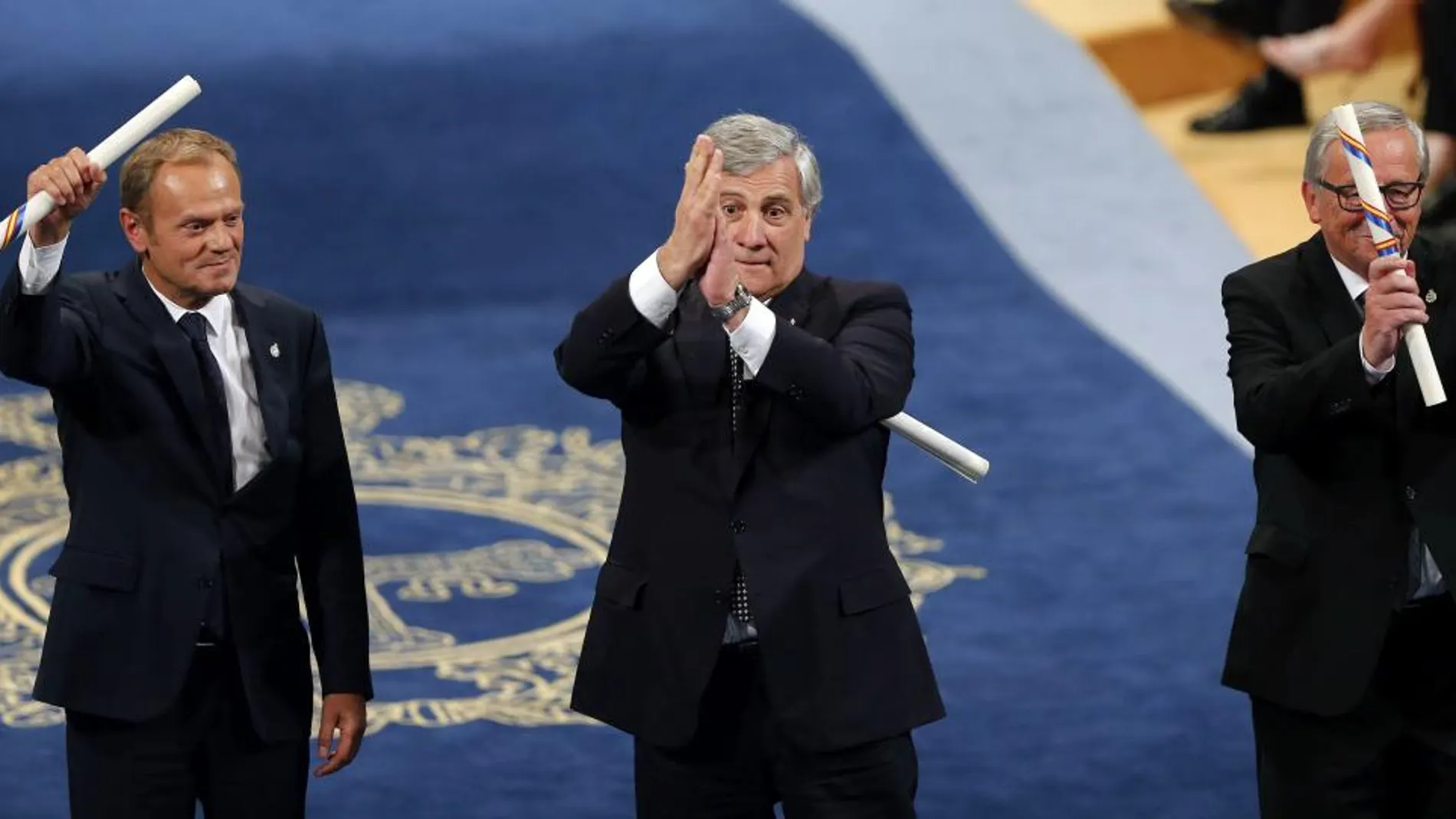 El presidente del Parlamento Europeo, Antonio Tajani (c), el presidente de la Comisión Europea (CE), Jean-Claude Juncker (d), y el presidente del Consejo Europeo, Donald Tusk (i), tras recoger el Premio Princesa de Asturias 2017 de la Concordia otorgado a la Unión Europea /Efe