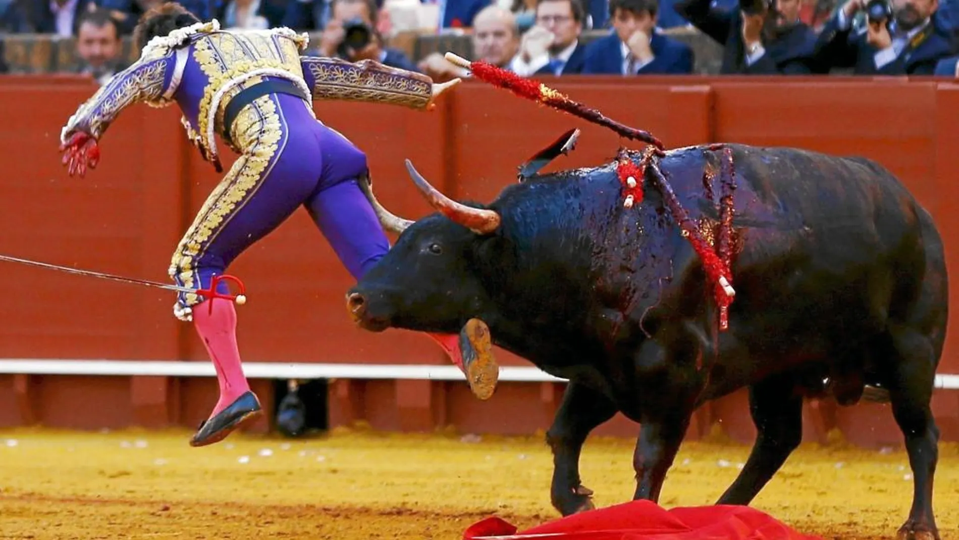 El Juli fue volteado por el quinto y recibió una cornada en el glúteo