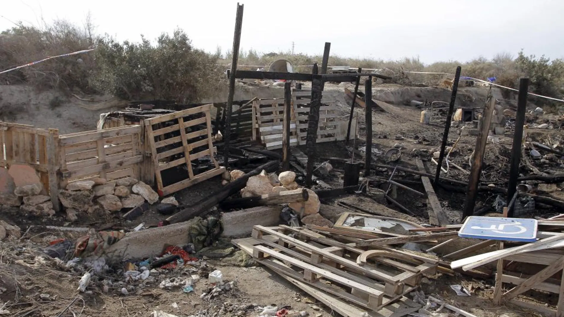 Imagen de archivo de una chabola en Almería tras sufrir un incendio