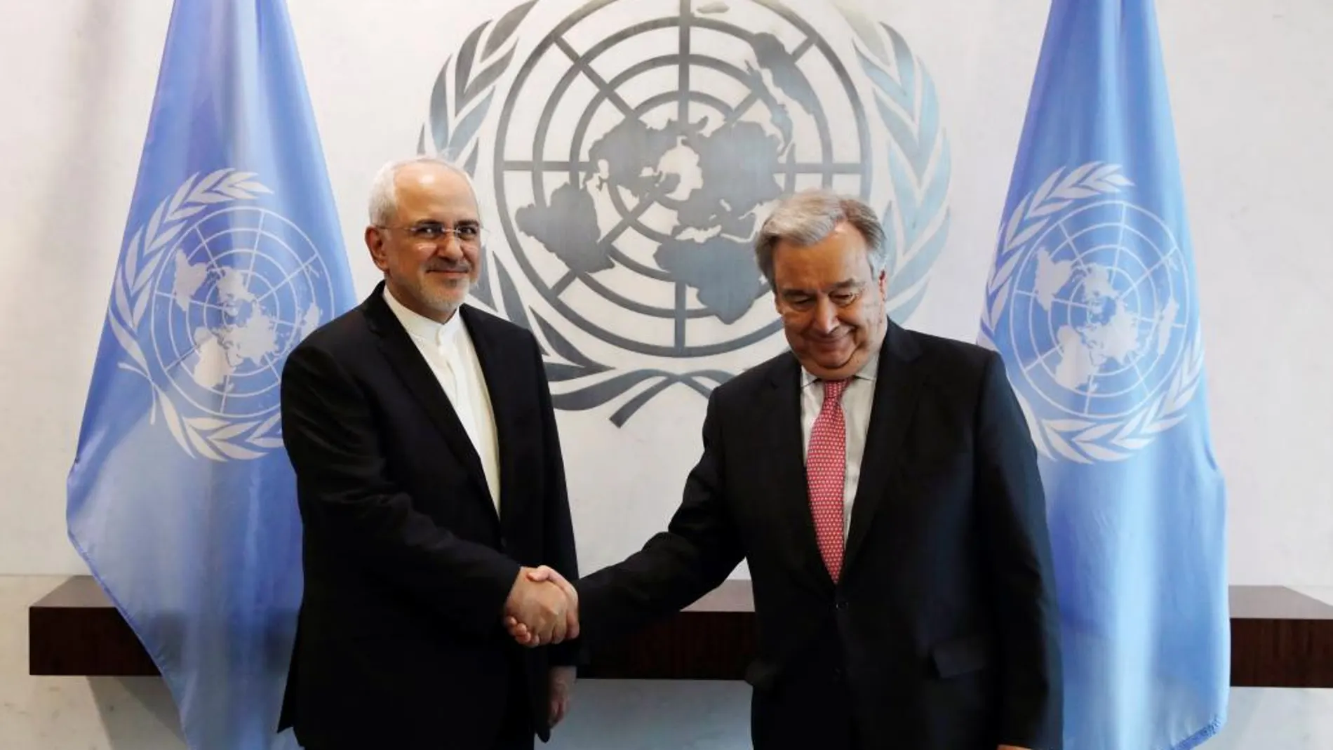 El ministro de Asuntos Exteriores de Irán, Javad Zarif, saluda a Antonio Guterres, secretario general de Naciones Unidas, durante su encuentro de ayer.