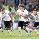 Tras el penalti que marcó Hector, los jugadores alemanes celebran el pase a las semifinales de la Eurocopa