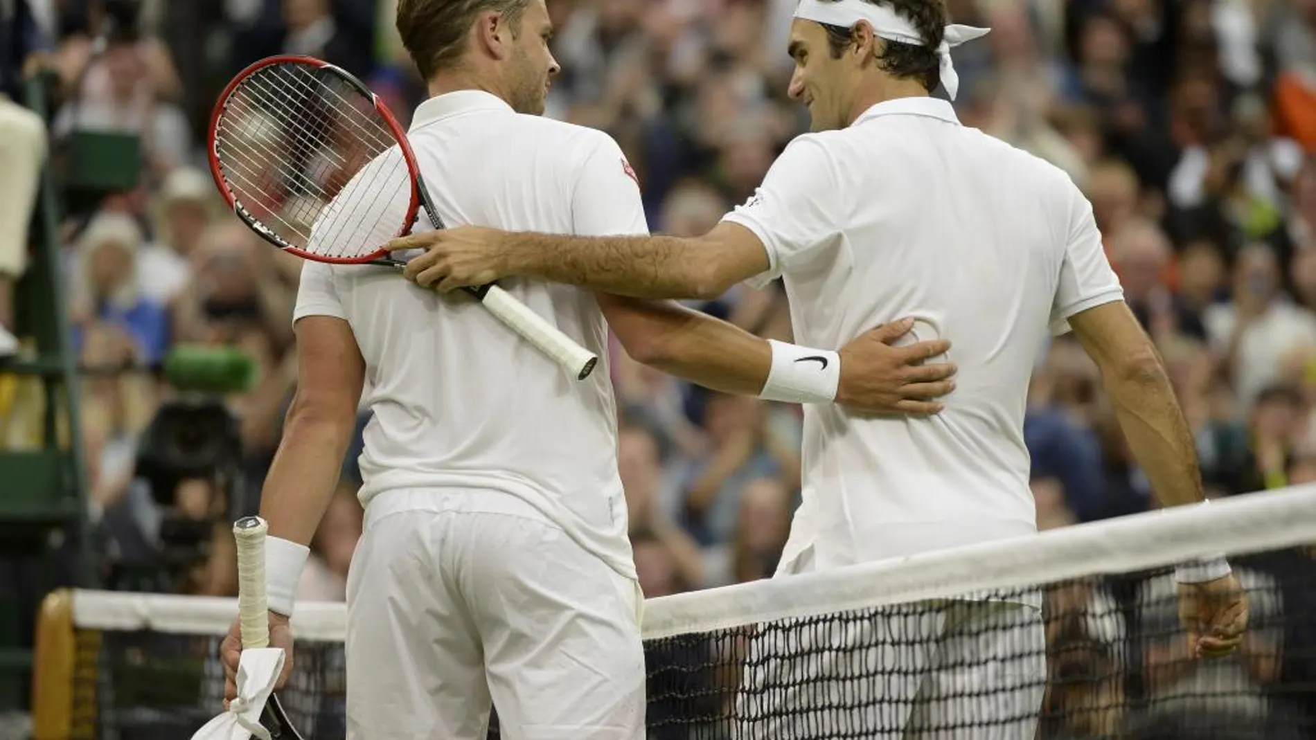 Marcus Willis felicita a Roger Federer