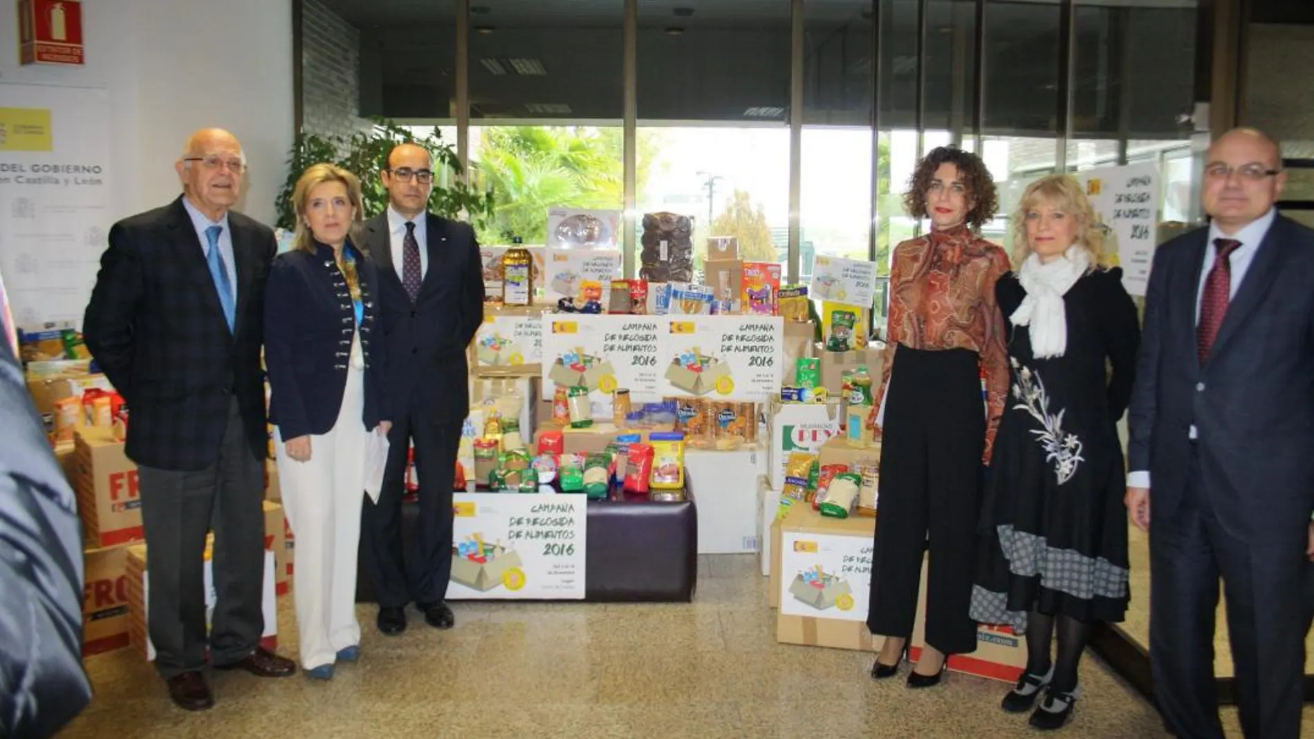 En 2016 se recogieron 5,1 toneladas de alimentos. En la imagen, la delegada María José Salgueiro, el subdelegado Luis Antonio Gómez y Jesús Mediavilla, del Banco de Alimentos, entre otros, durante la entrega de los productos hace un año