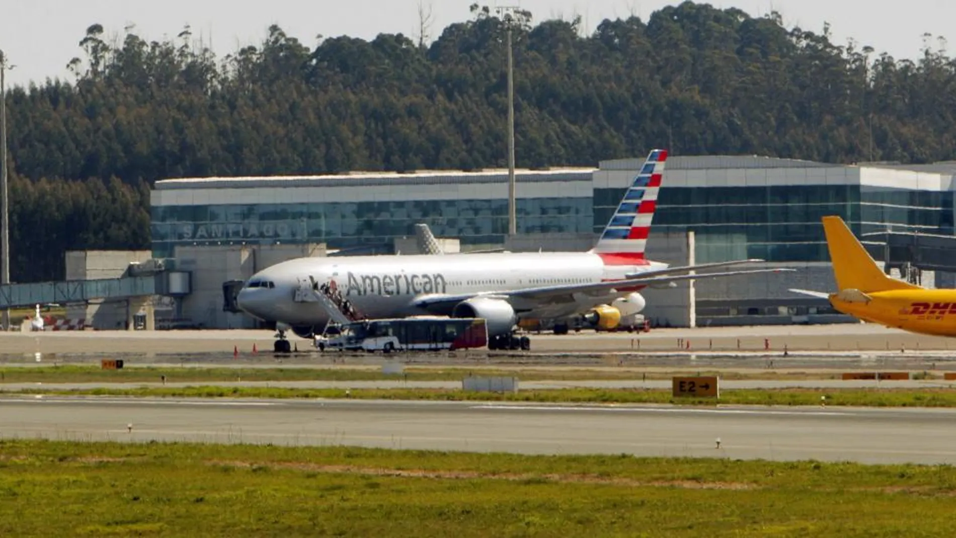 Vista del vuelo de American Airlines que hacía la ruta París-Miami y que solicitó aterrizaje de emergencia en el Aeropuerto de Santiago