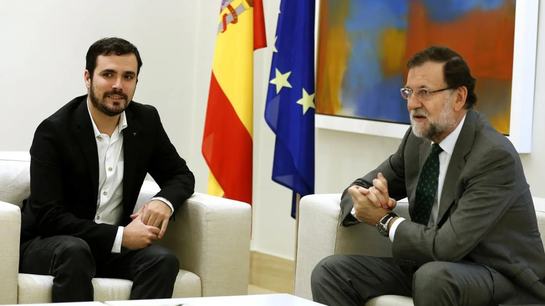 El presidente del Gobierno, Mariano Rajoy (d), conversa con el candidato de IU a la Presidencia del Gobierno, Alberto Garzón (i)