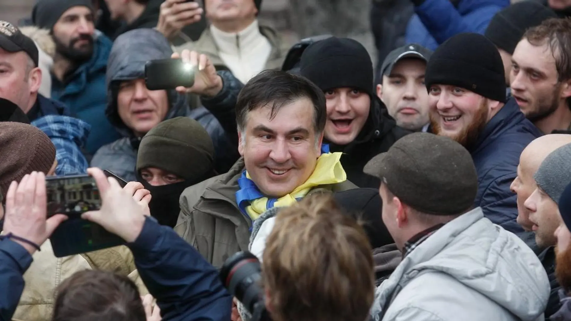 El expresidente georgiano Mijaíl Saakashvili, posa con varios manifestantes tras ser liberado de su detención policial durante una protesta en Kiev