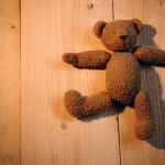 Imagen de archivo de un peluche tirado en el suelo.
