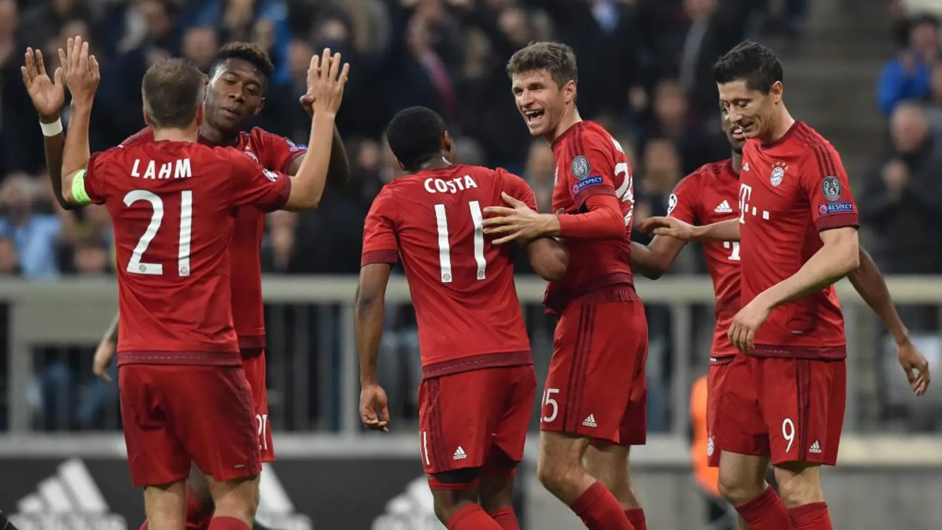 Thomas Muller (3d) del Múnich celebra con sus compañeros tras anotar el 2-0 ante el Arsenal