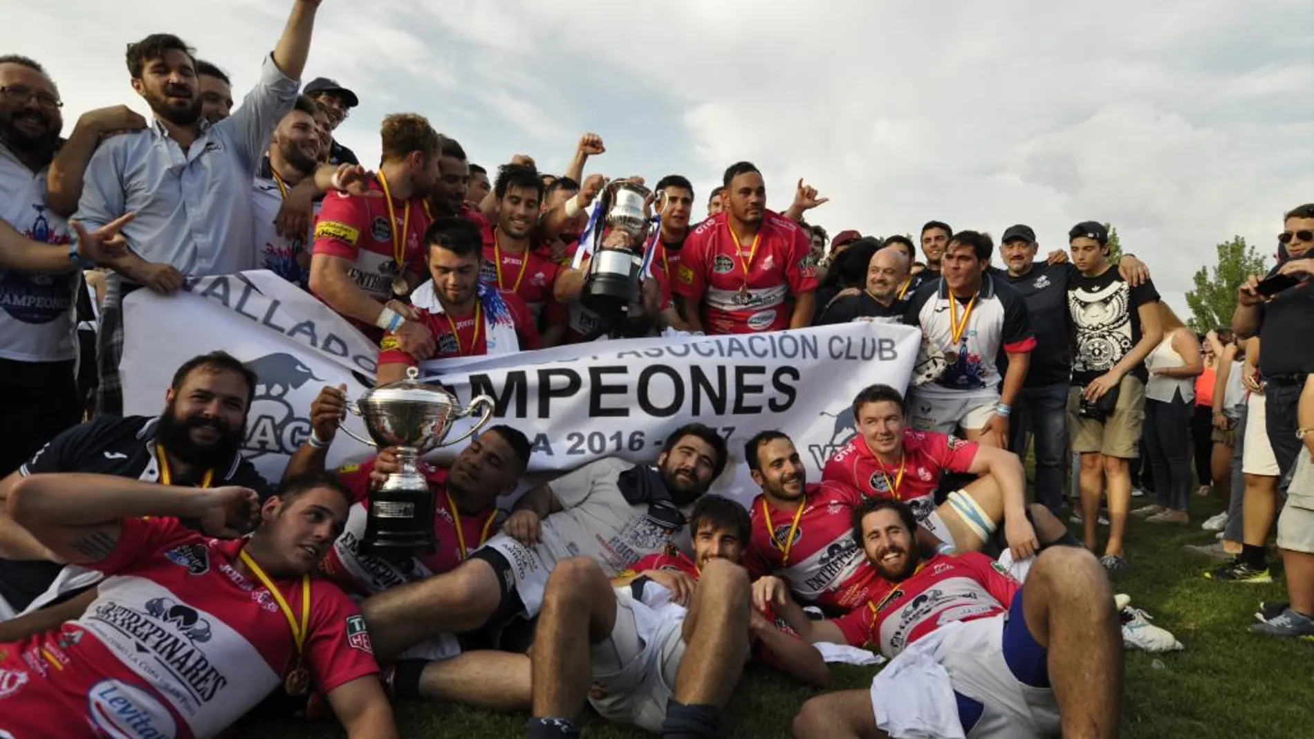 Los campeones vallisoletanos de liga festejando el título