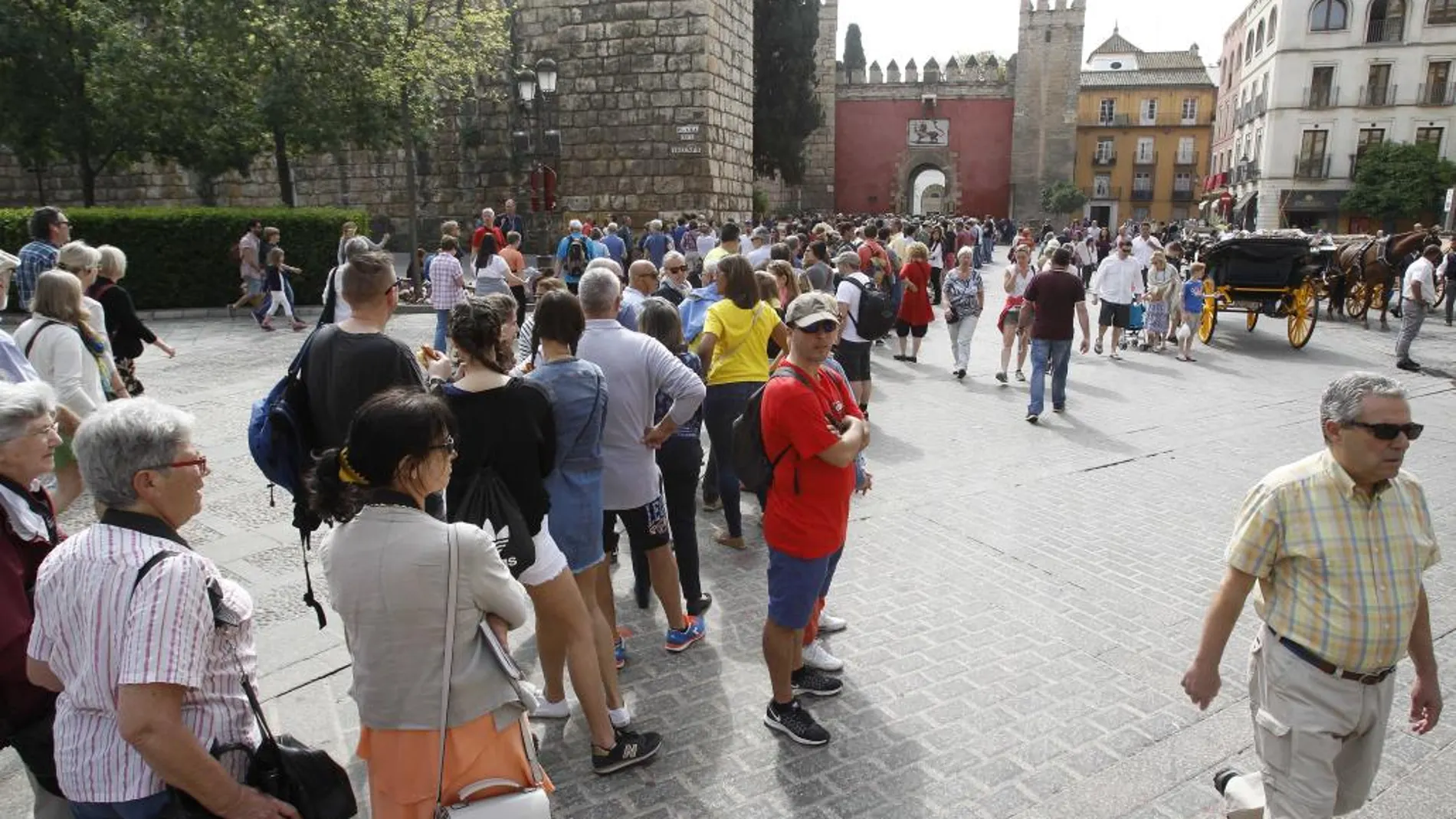 Colas de turistas en el Alcázar de Sevilla