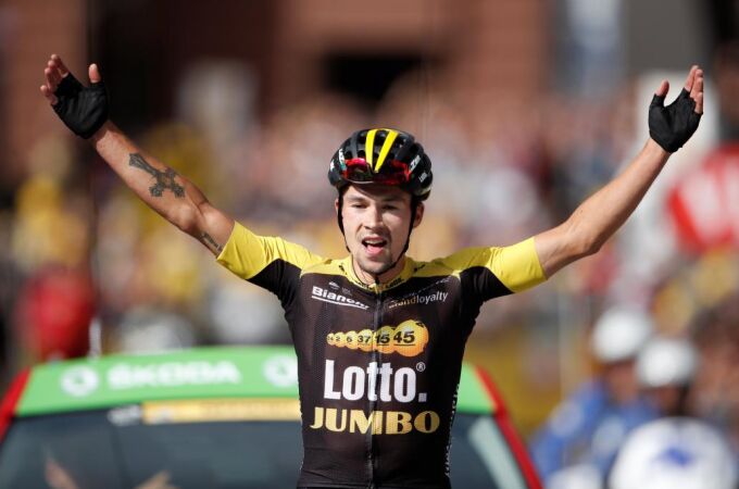 Roglic celebra su victoria en la decimoséptima etapa en el Tour