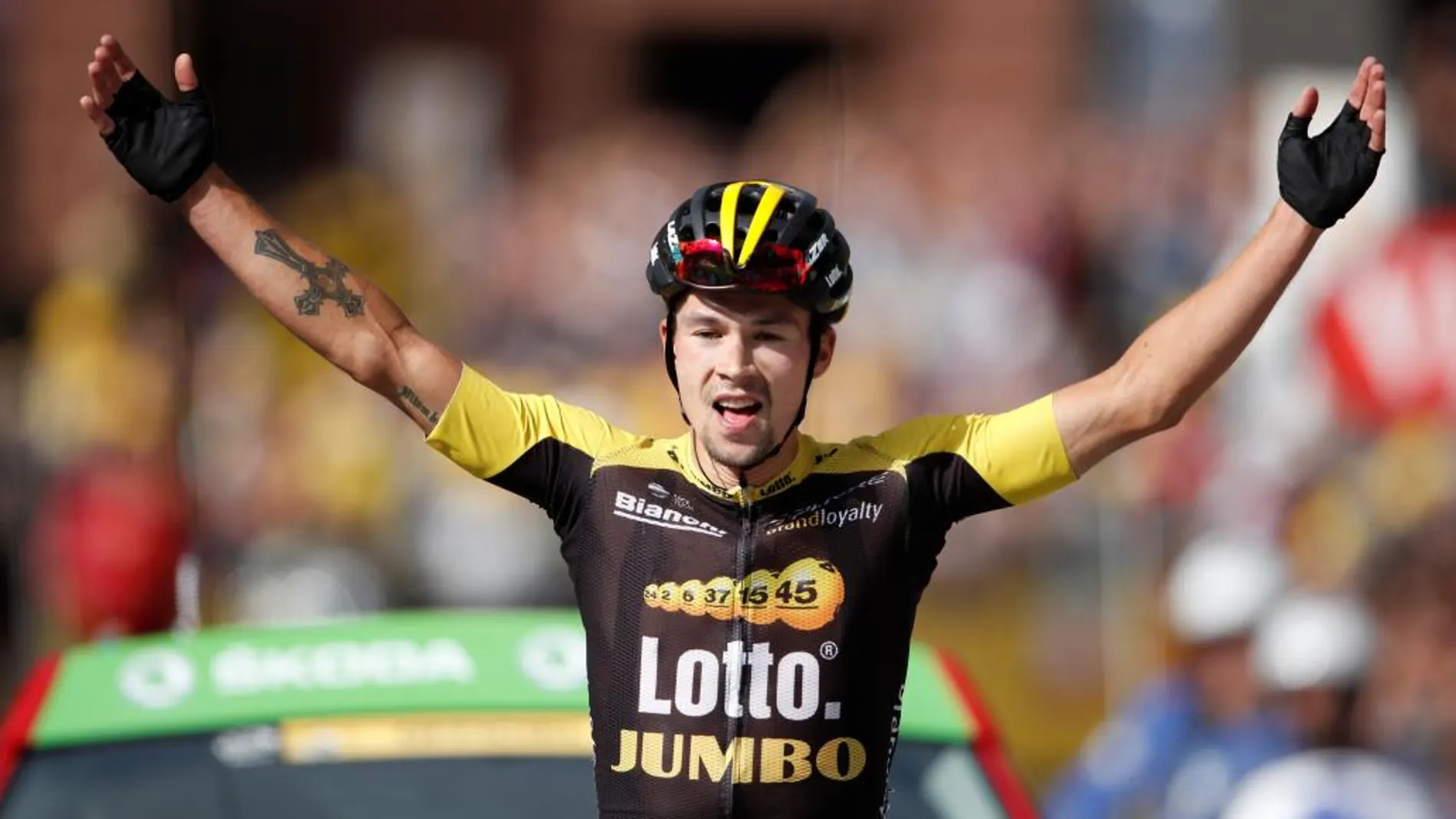Roglic celebra su victoria en la decimoséptima etapa en el Tour