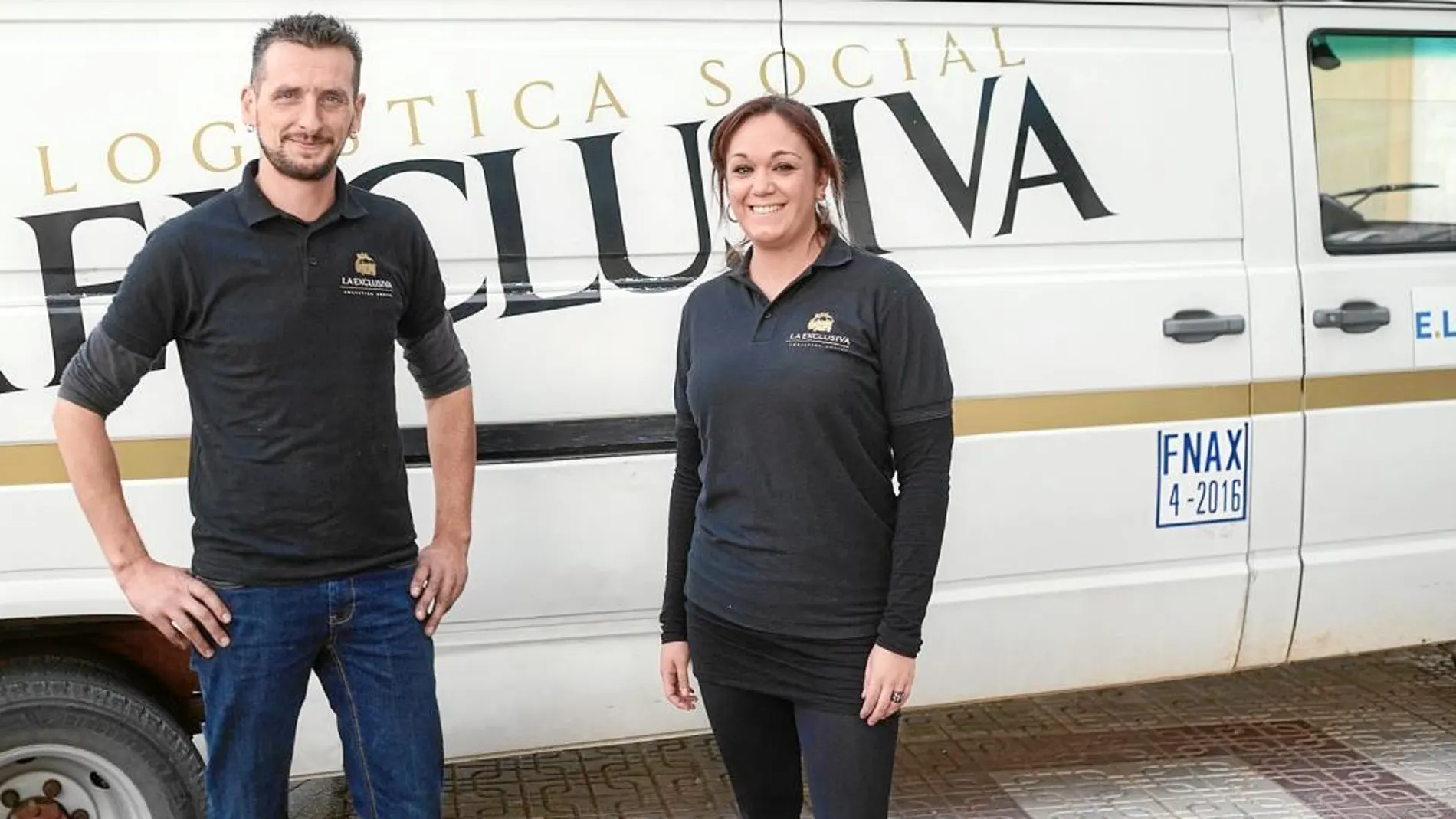 Los fundadores de la empresa, Hugo Núñez y Victoria Tortosa, junto a su furgoneta antes de comenzar una ruta por el sur de Soria.