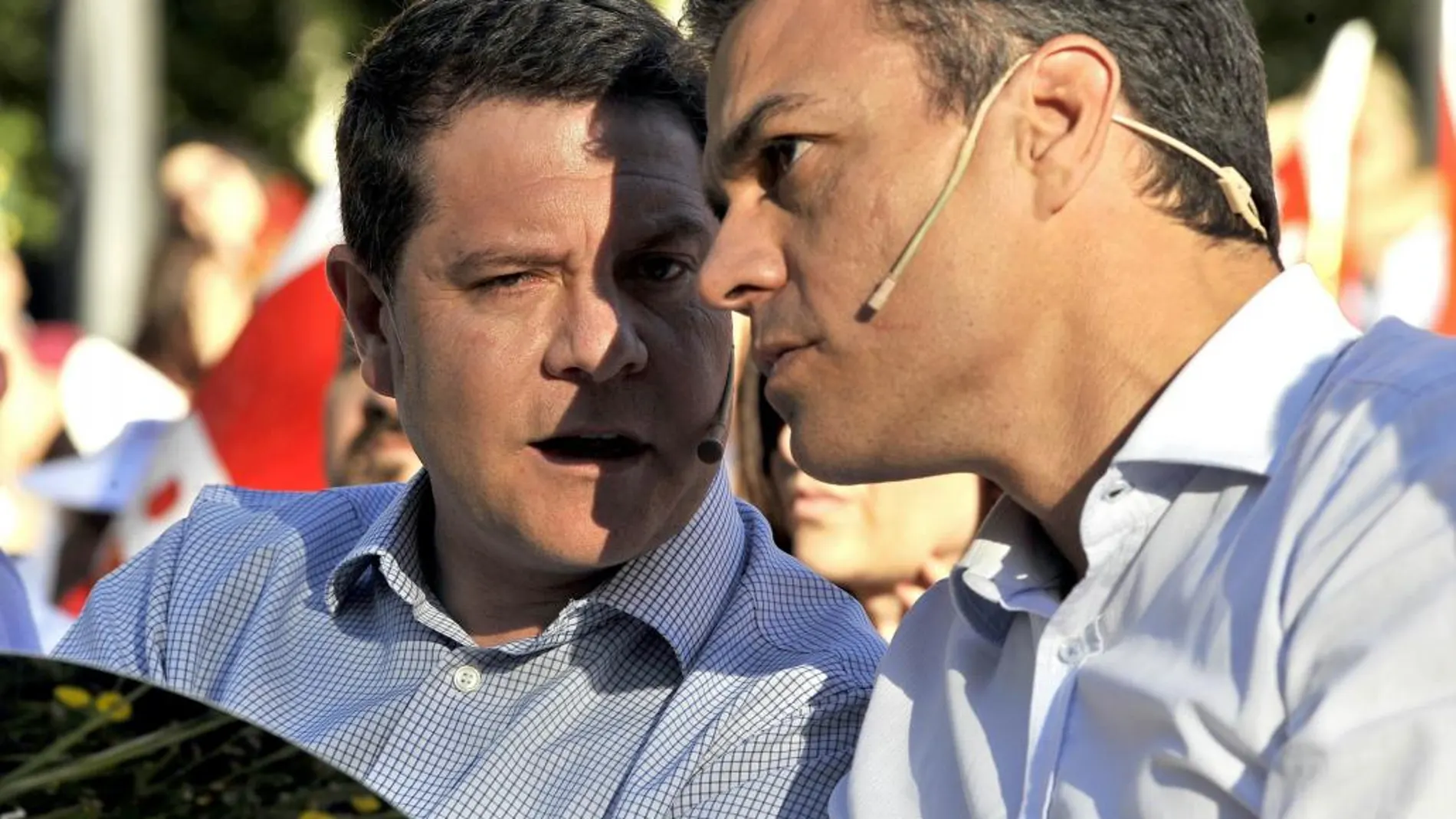 El secretario general del PSOE, Pedro Sánchez (d), junto al presidente de Castilla-La Mancha, Emiliano García-Page (i), durante el mitin