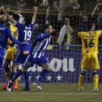 Los jugadores del Deportivo Alavés celebran el gol del delantero Ibai Gómez durante el partido de ida de los cuartos de final de la Copa del Rey contra el Alcorcón