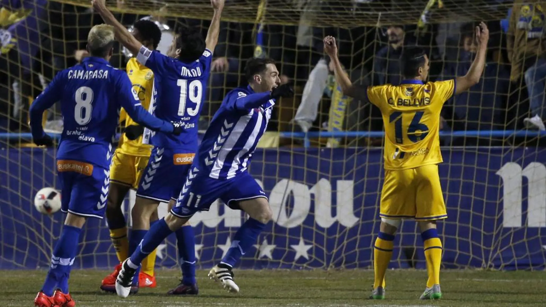 Los jugadores del Deportivo Alavés celebran el gol del delantero Ibai Gómez durante el partido de ida de los cuartos de final de la Copa del Rey contra el Alcorcón