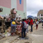 El equipo de marines y trabajadores de los servicios sociales distribuye suministros a los habitantes de la isla para la preparación de la llegada del huracán María, en Road Town