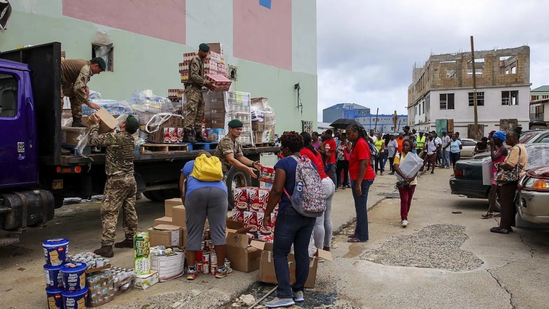 El equipo de marines y trabajadores de los servicios sociales distribuye suministros a los habitantes de la isla para la preparación de la llegada del huracán María, en Road Town