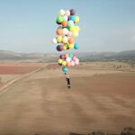 El vuelo fue posible gracias a 100 globos inflados con helio