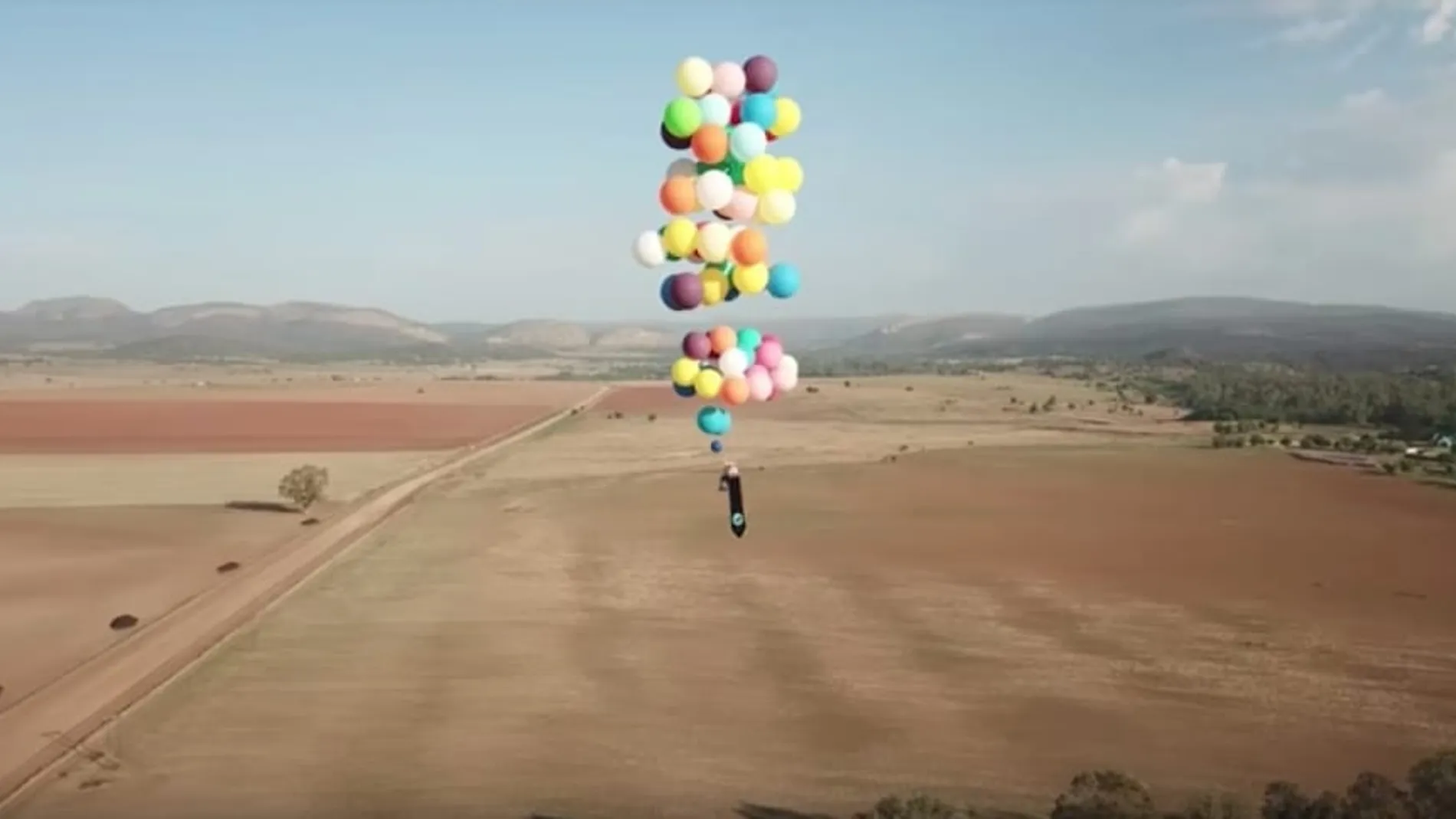 El vuelo fue posible gracias a 100 globos inflados con helio