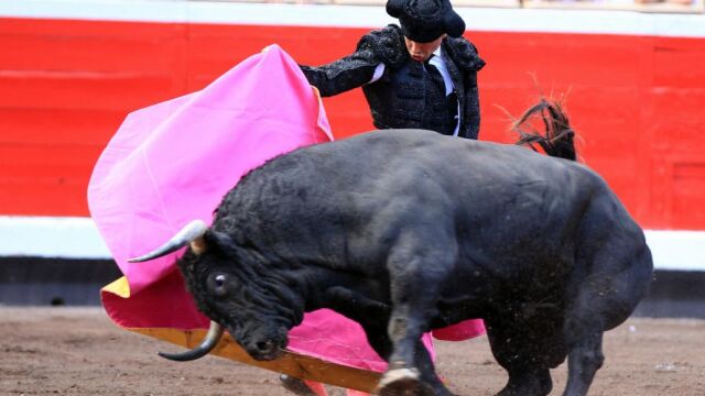 José Maria Manzanares recibe al tercero en la quinta de las Corrida Generales de la Feria de Bilbao