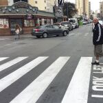 Un hombre cruza uno de los pasos de peatones habilitados en Benidorm con la frase "look left"(mire a la izquierda).
