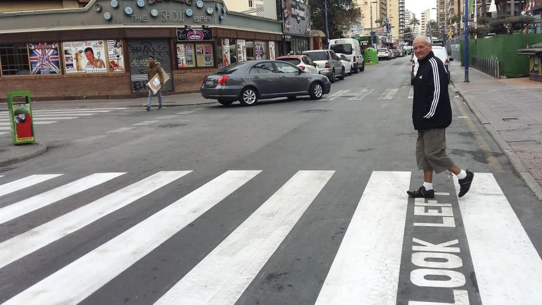 Un hombre cruza uno de los pasos de peatones habilitados en Benidorm con la frase "look left"(mire a la izquierda).