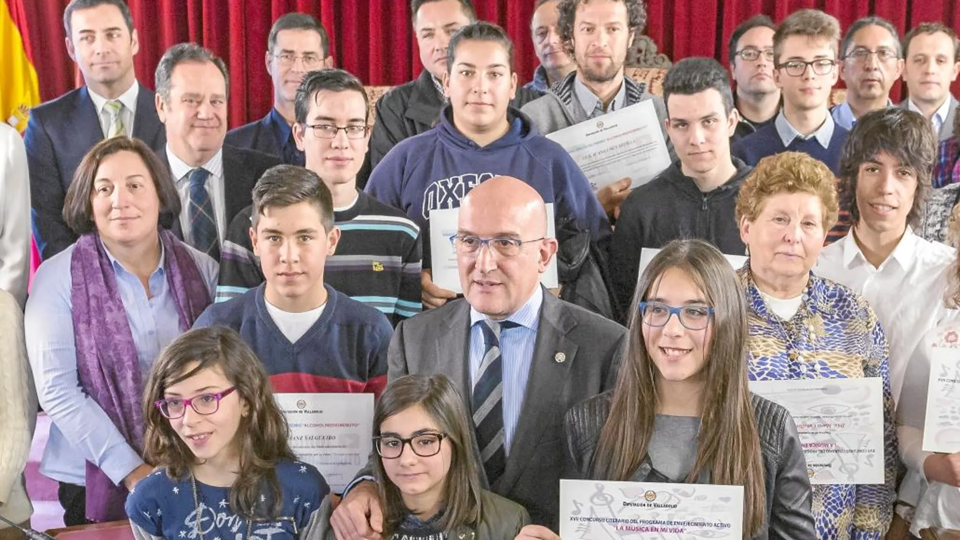 El presidente de la Diputación de Valladolid, Jesús Julio Carnero, entrega los premios y becas de la institución