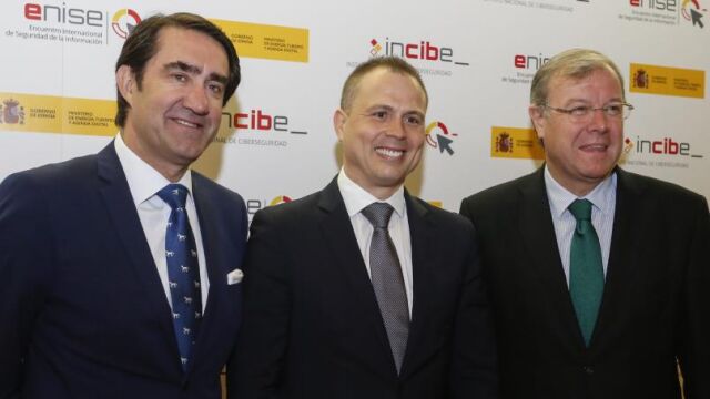 El alcalde de León, Antonio Silván; el consejero de Fomento y Medio Ambiente de la Junta, Juan Carlos Suárez-Quiñones, y el director general del Incibe, Alberto Hernández, asisten a la inauguración de la XI Edición del Enise que organiza el Instituto Nacional de Ciberseguridad
