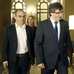 El presidente de la Generalitat, Carles Puigdemont, y el portavoz de JxSí, Jordi Turull (i), a su llegada a la reunión que entre el Govern y JxSí