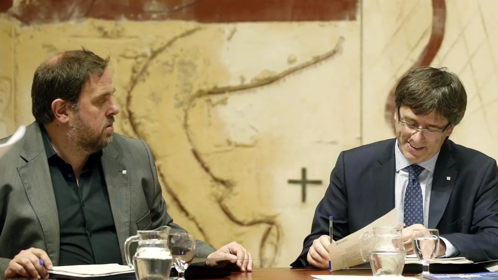 Carles Puigdemont conversa hoy con Oriol Junqueras, durante la reunión semanal del ejecutivo catalán.