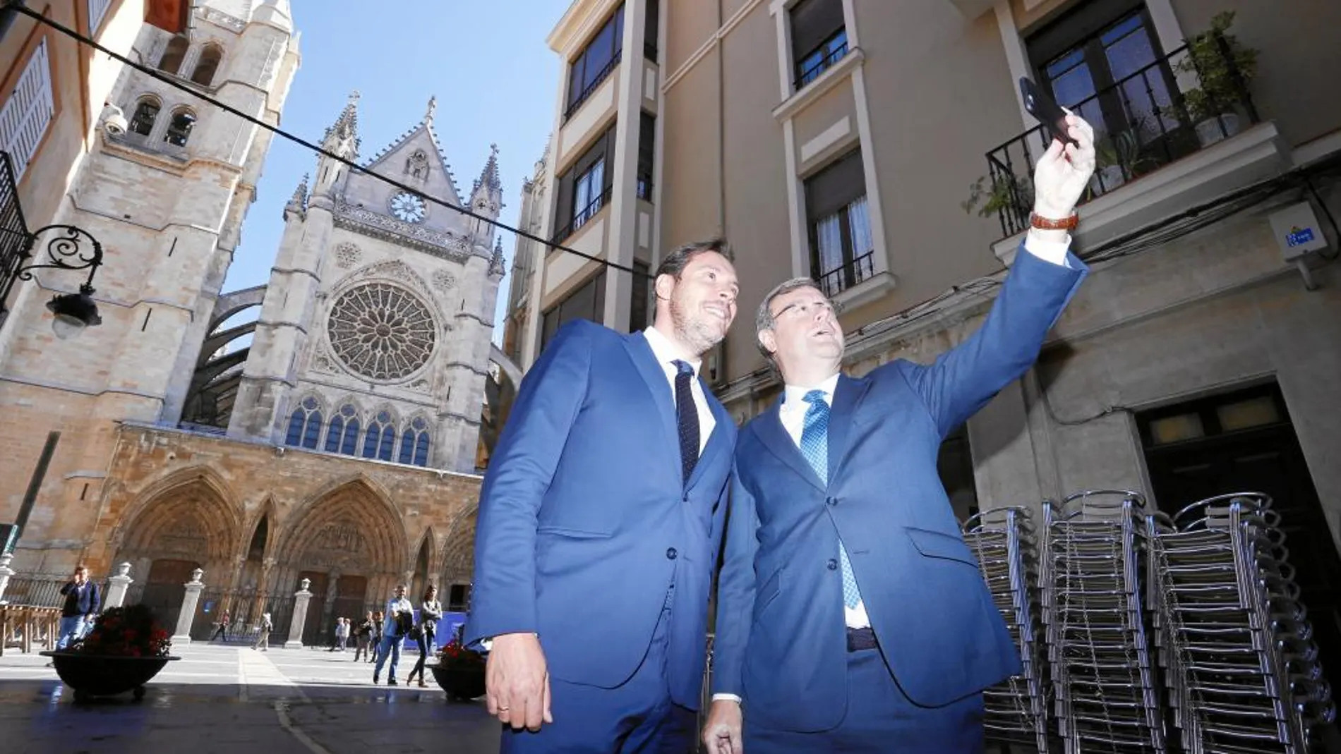 Antonio Silván y Óscar Puente hacen un «selfie» con la catedral de León al fondo