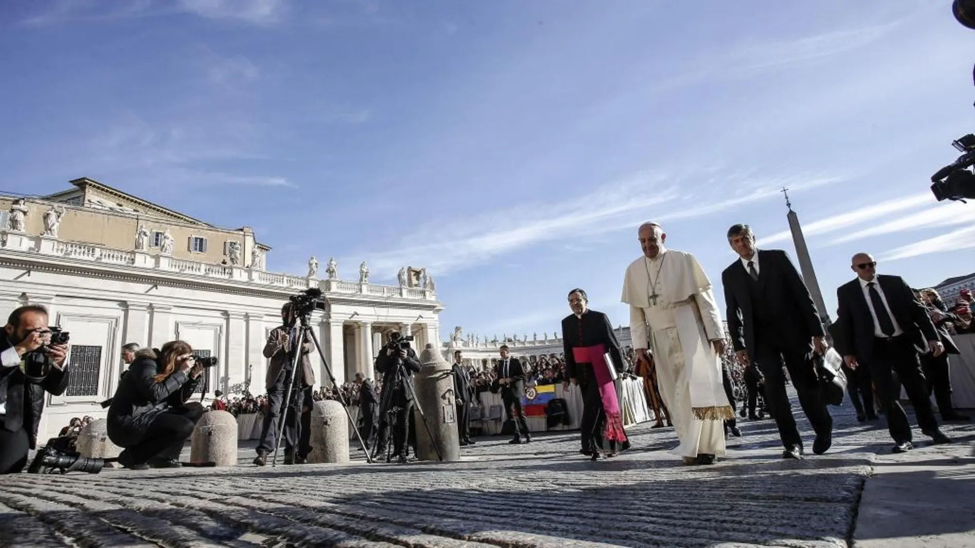 El Papa Francisco se dirige a presidir la audiencia general de los miércoles en la plaza de San Pedro del Vaticano hoy