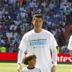 Zaid Abdul en el césped del Santiago Bernabéu vestido con la equipación del Real Madrid junto a Cristiano Ronaldo.