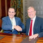 El alcalde de León, Antonio Silván, firma el acuerdo con el presidente de Iberaval, José Rolando Álvarez