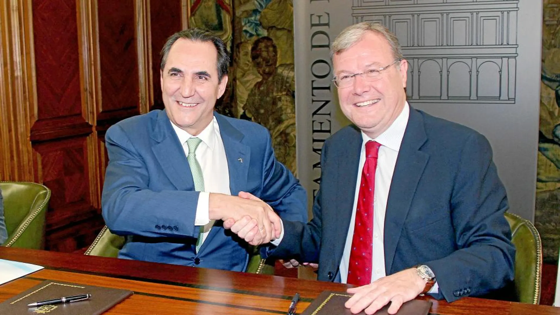 El alcalde de León, Antonio Silván, firma el acuerdo con el presidente de Iberaval, José Rolando Álvarez